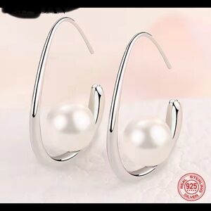 Gorgeous silver earrings with embedded pearls new #201